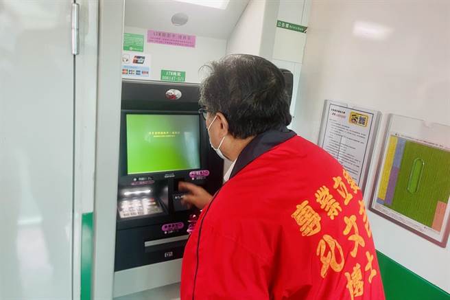 桃山派出所ATM揭牌启用，立委孔文吉试用提款。（张益生提供／罗浚滨新竹传真）