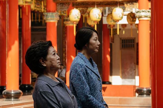 戲中的陳伯昌有一位不離不棄的情人蔡美林（右、丁寧飾）。（圖／威視電影）