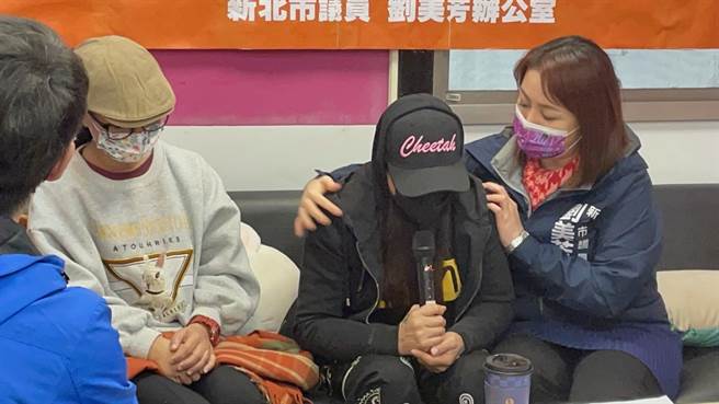 學童家長向劉美芳投訴。（劉美芳服務處提供）