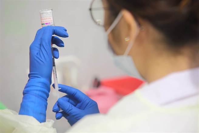 73.84万剂AZ下午抵台，效期至2022年4月30日。图为AZ疫苗。（资料照/张铠乙摄）
