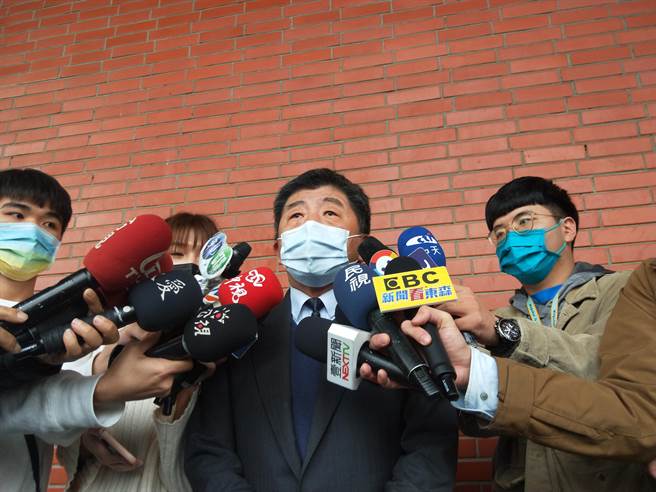 衛福部長陳時中今天出席「第七屆社區金點獎表揚典禮」，被問及日本核區食品是否將解禁，他強調衛福部會以食安做為首要考量。（王家瑜攝）