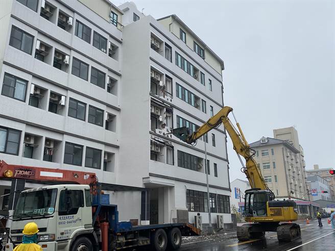 嘉义县政府21日前往强制拆除加盖在防火空间上的违建。（张亦惠摄）