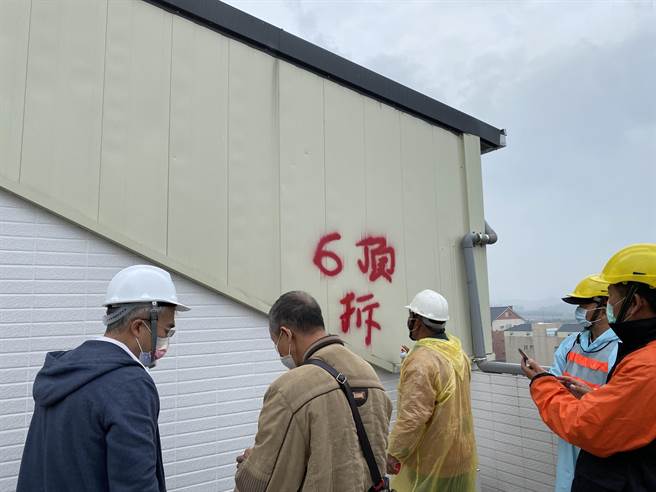 6楼增建的违章建筑将在明年2月底前由房东自行拆除。（张亦惠摄）