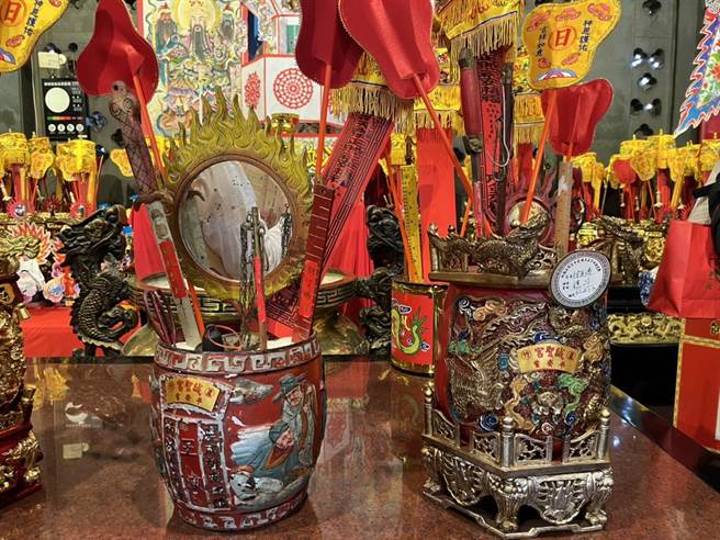 有2名民眾將家中超過100年的禮斗帶來廟裡參與建醮大典祈福。（陳夢茹攝）