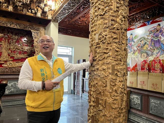 誠聖宮將60位太歲的神尊全都刻在神柱上。（陳夢茹攝）