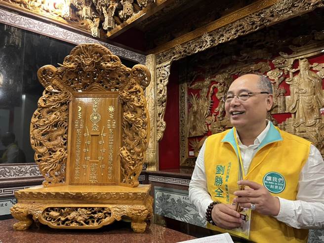 誠聖宮主委劉勝全分享多個建廟小故事、帶領眾人現場解說。（陳夢茹攝）