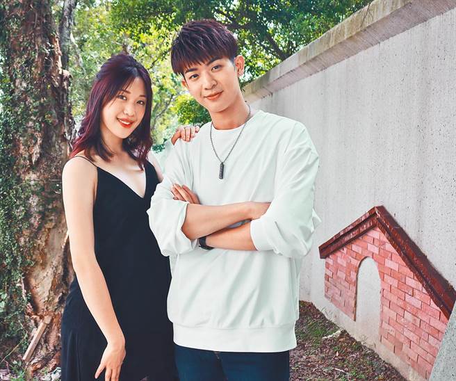 李友珊（左）曾与林隆璇之子林亭翰（右）在《民歌45》合唱《龙的传人-肆拾年》。（青田音乐提供）