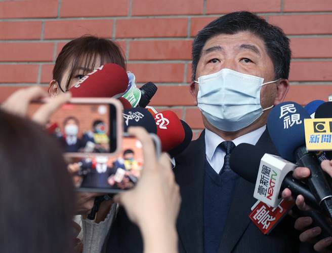 衛福部長陳時中21日出席社區金點獎表揚典禮，針對Omicron變異株入侵各國表示，目前只能嚴守邊境並徹底改善防疫旅館，把它阻絕於社區。（范揚光攝）