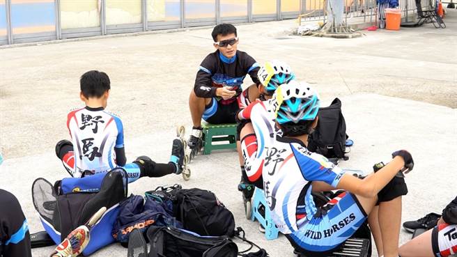 选手级教练阿哲(左一)，一面教育新生代，一面加入运彩经销创造事业第二春。/中时新闻网摄