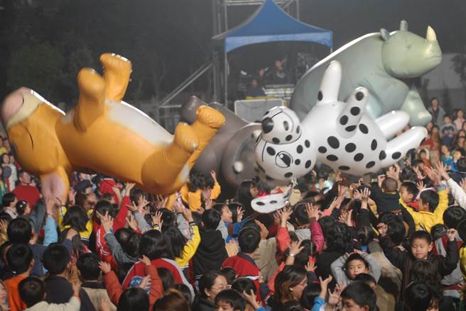 本周圣诞节将到台中大雅区大雅国小搬演代表作品《纸风车幻想曲》，招牌角色唐吉轲德也重现。（纸风车剧团提供）