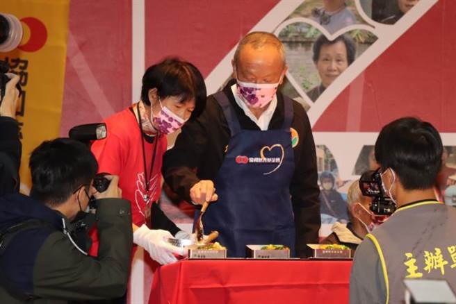 苗栗县长徐耀昌21日参加协和基金会20周年庆，亲手制作便当送给长辈。（苗栗县政府提供／谢明俊苗栗传真）