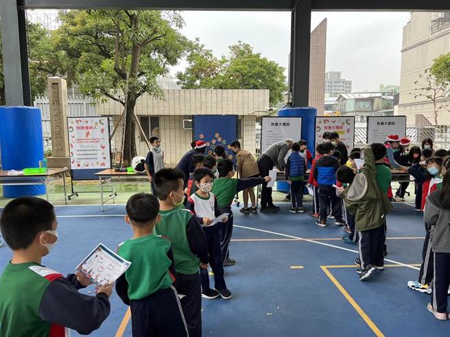 台中市东区成功国小在耶诞节前夕，安排英语闯关活动，藉由寓教于乐的实作关卡，让学童每过关集章换礼物。（成功国小提供／冯惠宜台中传真）　