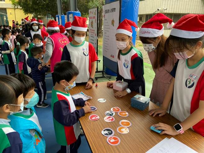 台中市东区成功国小在耶诞节前夕，安排英语闯关活动，藉由寓教于乐的实作关卡，让学童每过关集章换礼物。（成功国小提供／冯惠宜台中传真）