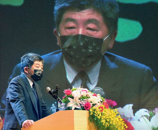 衛福部長陳時中21日出席社區金點獎表揚典禮，針對桃園防疫旅館群聚表示，目前判定是病毒汙染環境後，再汙染到感染者。（范揚光攝）