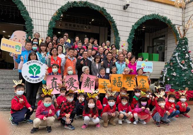 高雄市楠梓區真愛鄰社區照顧關懷據點今日揭牌使用，長輩們在據點不僅活動學習，又能認識朋友，生活過得充實愉快。（林雅惠攝）