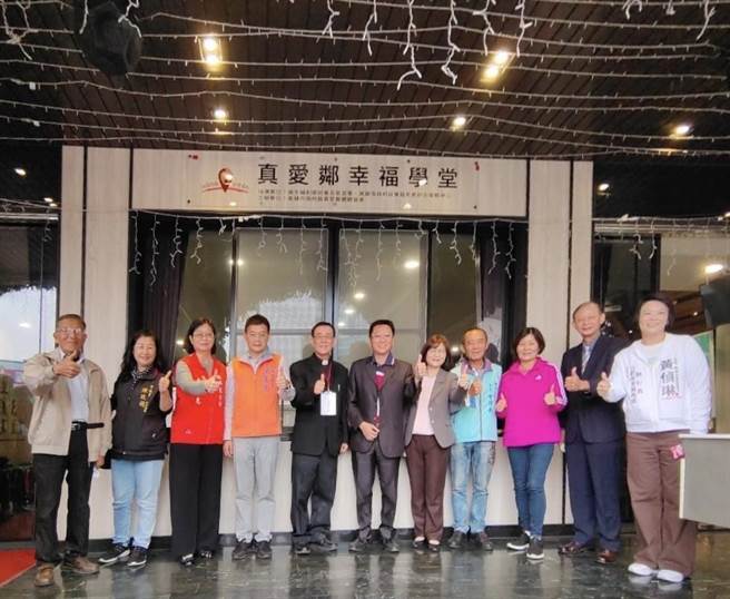 高雄市楠梓區真愛鄰社區照顧關懷據點今日揭牌使用，長輩們在據點不僅活動學習，又能認識朋友，生活過得充實愉快。（林雅惠攝）