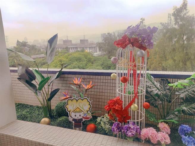 钱都连锁餐饮企业总经理张荣智，在辅大管理学院打造「钱都花园」，陈设出温暖光亮的圣诞节装置。(刘上嘉提供／李侑珊台北传真)