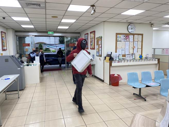 員警戴上魷魚遊戲面具扮演搶匪。（警方提供）