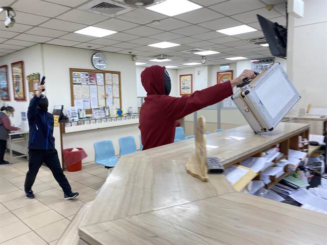 員警戴上魷魚遊戲面具扮演搶匪。（警方提供）