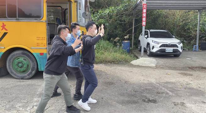 警方攻堅逮捕搶匪。（警方提供）