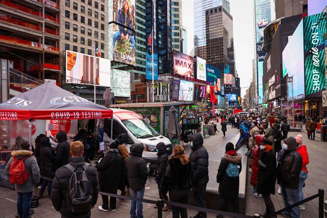 擴散迅速的變異株Omicron已成為美國主流病毒株，紐約市週末期間病例激增。(圖/路透社) 