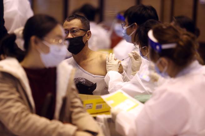 李秉穎解釋，第三劑莫德納會採取半劑量，是希望可以在提高保護力的同時，也能夠降低副作用。（劉宗龍攝）