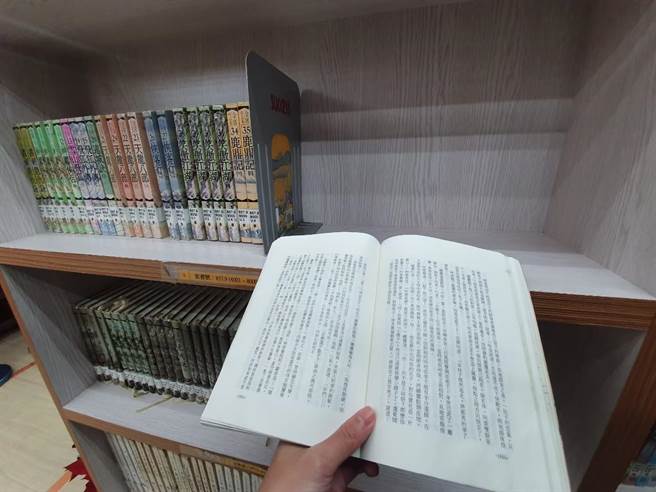 桃園市立圖書館今年度閱讀調查統計資料出爐，發現成人書以「被討厭的勇氣」位居榜首。（陳夢茹攝）