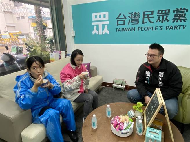 根据劳动部统计全台约有超过8万个美食外送员，每天风吹日晒雨淋在道路间穿梭，还得趁着空檔蹲在路边吃饭，担心被人检举。(民眾党南投党部提供／吴建辉南投传真)