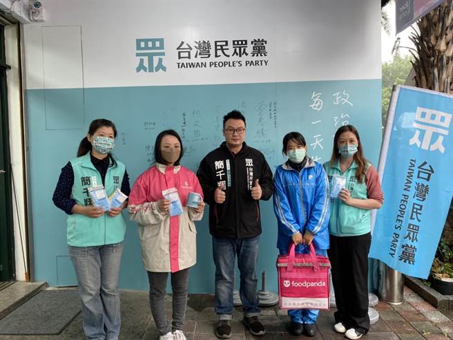 民眾党南投县党部就将党部规画成外送员休息室，提供茶水点心、让外送员有休息的地方，让南投地方的外送员直呼好暖心。(民眾党南投党部提供／吴建辉南投传真)