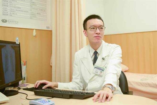 台北慈济医院胸腔外科洪嘉聪医师看诊照。（示意图，台北慈济医院提供）