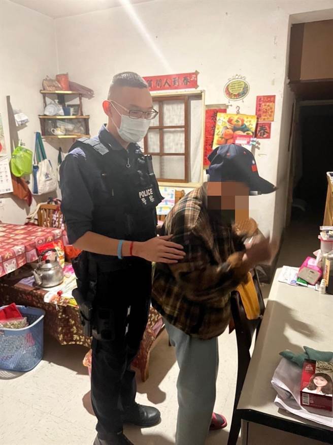 新北市中和警分局警员协助老翁返家。（中和警分局提供）