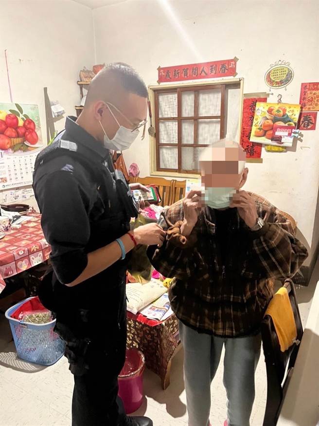 新北市中和警分局警员协助老翁返家。（中和警分局提供）