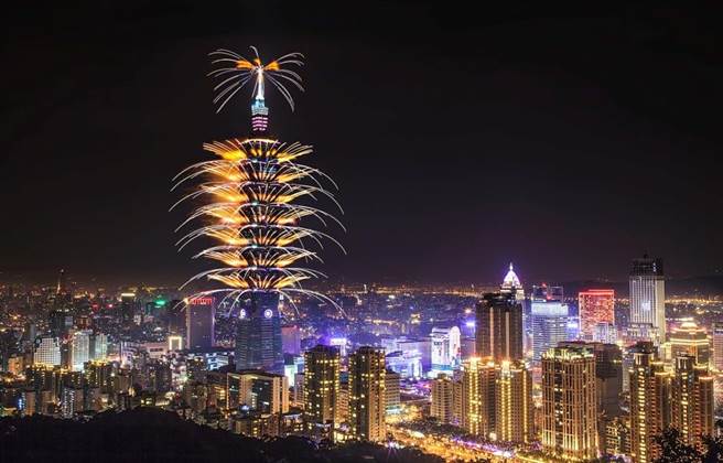 台北101 360秒烟火声光大秀，分为4个章节，共1.6万发的烟火。（台北101提供）
