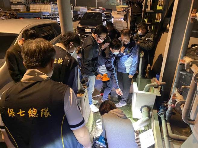 桃园某环保公司受托为芦竹一间印刷电路板科技厂处理废水，岂料竟涉嫌埋暗管偷排废水，4嫌遭收押。(翻摄照片／蔡依珍桃园传真)