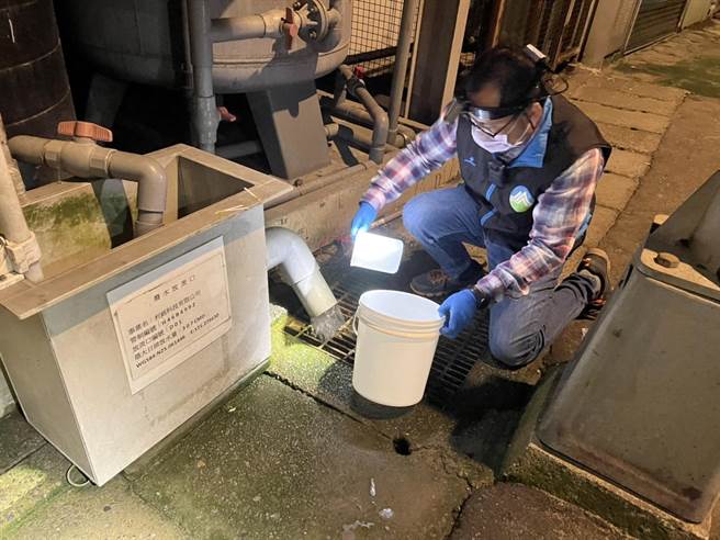 桃园某环保公司受托为芦竹一间印刷电路板科技厂处理废水，岂料竟涉嫌埋暗管偷排废水，4嫌遭收押。(翻摄照片／蔡依珍桃园传真)