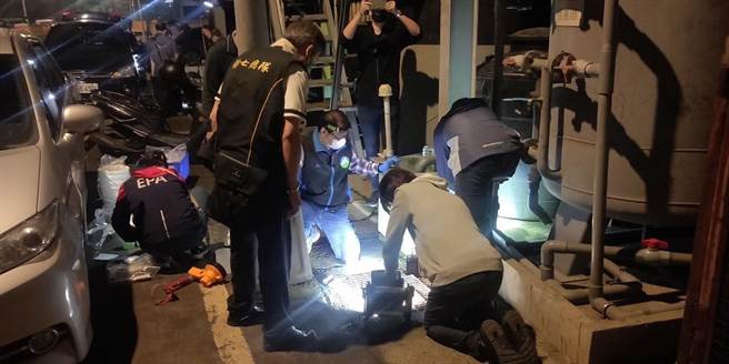 桃园某环保公司受托为芦竹一间印刷电路板科技厂处理废水，岂料竟涉嫌埋暗管偷排废水，4嫌遭收押。(翻摄照片／蔡依珍桃园传真)