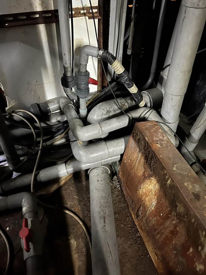 桃园某环保公司受托为芦竹一间印刷电路板科技厂处理废水，岂料竟涉嫌埋暗管偷排废水，4嫌遭收押。(翻摄照片／蔡依珍桃园传真)