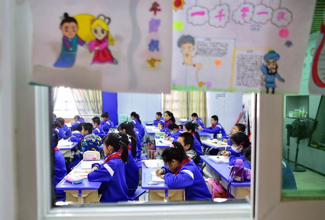 新華社報導，大陸教育部新聞21日舉行發布會稱，大陸教育「雙減」政策實施以來，校外培訓治理工作取得了明顯進展。（新華社）