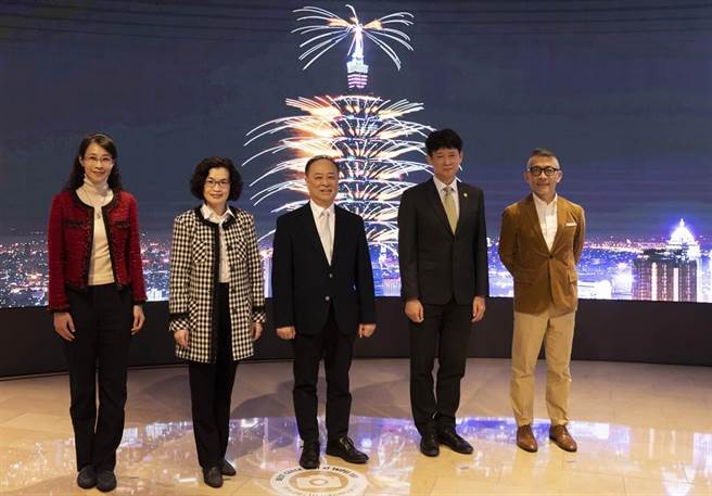 台北101董事长张学舜（中）今公布新年大秀动态影片，观光局国际组组长黄势芳（右2），以及台北101行政长蒋佩琳（左1）、总经理朱丽文（左2）、台北101大楼事业处营运长刘家豪（右1）一同出席站台。（台北101提供）
