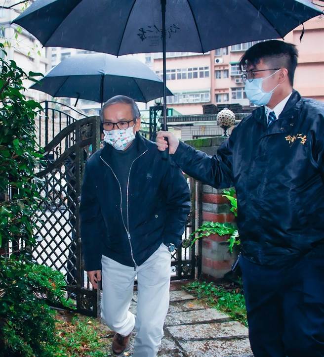 吴念真21日冒雨前往哀悼陈松勇。（罗永铭摄）