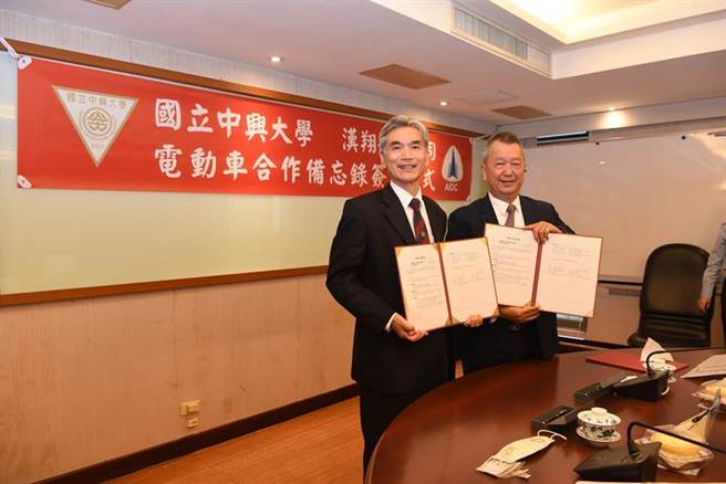 （汉翔董事长胡开宏(右)21日与中兴大学校长薛富盛共同签署合作备忘录(MOU)。图／汉翔提供）