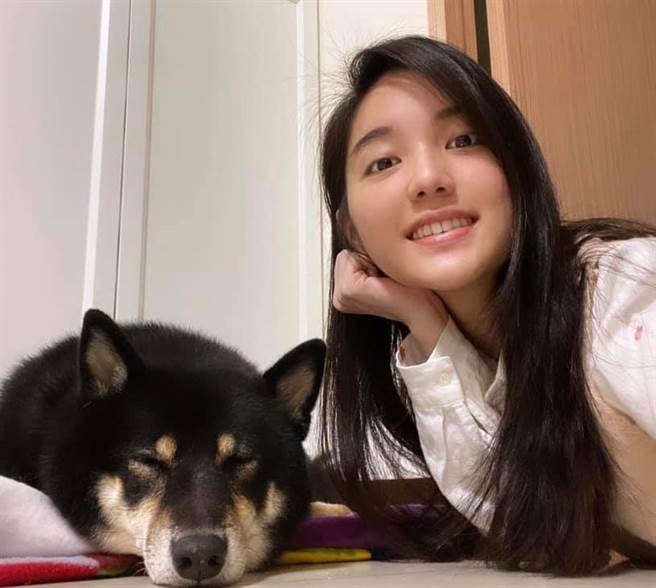 俞俐均拥有优秀棋艺与清丽顏值，刚崭露头角时常被人冠以「小黑嘉嘉」称号。（图／截取自俞俐均脸书）