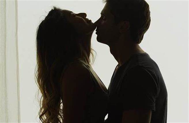 「性成瘾」成热搜关键字 3大自我检视徵兆。(示意图/Shutterstock)