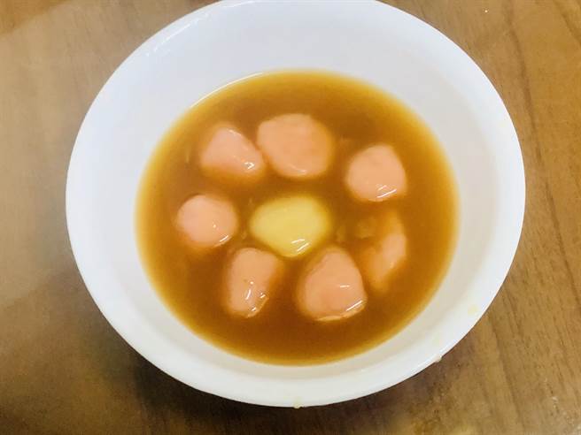 冬至吃湯圓當心熱量超標，適可而止。（廖志晃攝）
