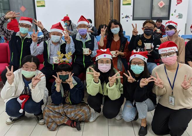 今日適逢冬至佳節，台電與社會局及台電志工們邀請受贈民眾享用湯圓，預祝2022年幸福快樂。（台電提供／盧金足台中傳真）