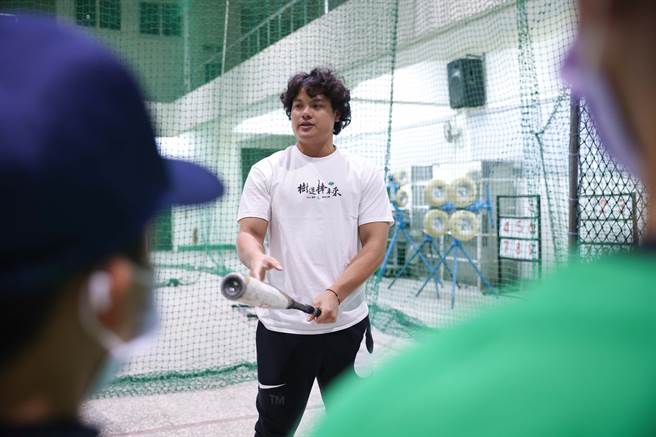 效力于美职克里夫兰守护者，在今年球季缴出0.228打击率，39分打点成绩单的张育成，为小球员进行解说。（国泰金控提供）