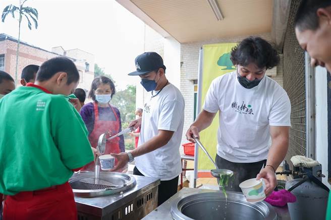 「国泰希望种子棒球教室」活动当天适逢冬至，球星特别为小球员准备汤圆暖心。（国泰金控提供）