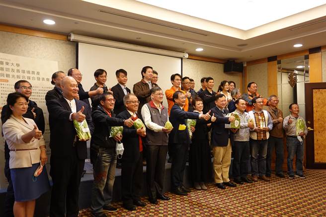 国立台东大学与饭店业者合作透过绿色餐饮认证计画协助採购行销凤梨释迦、米、蔬菜等友善环境农产品。