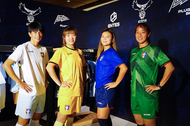 中華女足球員展示新款國家隊球衣。（中華足協提供）