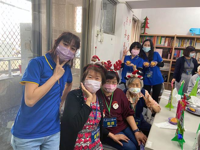 耶诞前夕，豪棋建设志工前往伊甸基金会以勒巷弄长照站关怀银髮长辈。（伊甸提供／洪荣志台南传真）